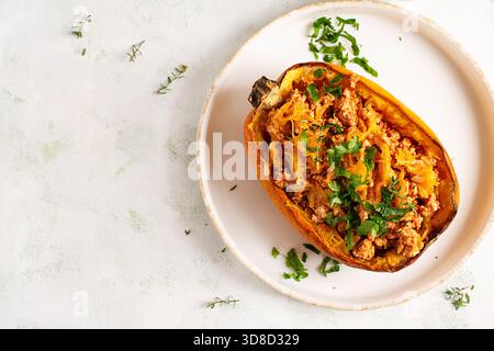 Gebackener Spaghetti-Kürbis mit Hackfleisch, Gewürzen und Kräutern. Glutenfreies, gesundes Abendessen, ketogener Lebensstil. Stockfoto