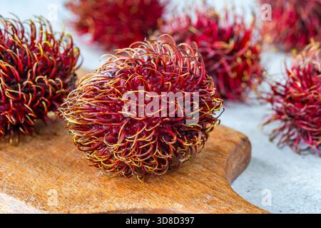 Rambutan-Obst. Rambutan (Nephelium lappaceum) ist eine Frucht aus Südostasien. Stockfoto
