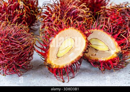 Rambutan-Obst. Rambutan (Nephelium lappaceum) ist eine Frucht aus Südostasien. Stockfoto