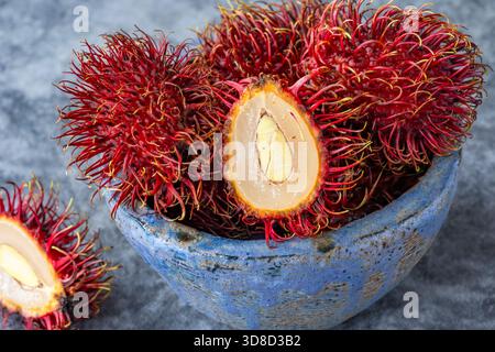 Rambutan-Obst. Rambutan (Nephelium lappaceum) ist eine Frucht aus Südostasien. Stockfoto