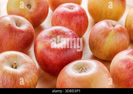Nahansicht der saftigen Äpfel auf einem Holztisch Stockfoto
