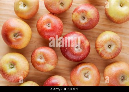 Blick von oben auf saftige Äpfel auf einem Holztisch Stockfoto