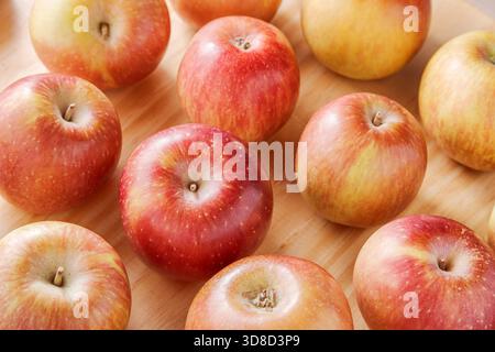 Nahansicht der saftigen Äpfel auf einem Holztisch Stockfoto