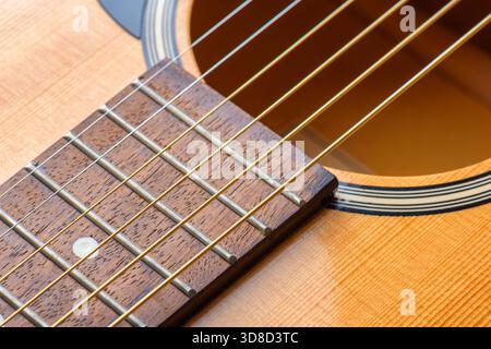 Nahaufnahme neuer Streicher an einer Akustikgitarre Stockfoto