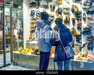 Schuhe kaufen - Tours, Indre-et-Loire (37), Frankreich. Stockfoto