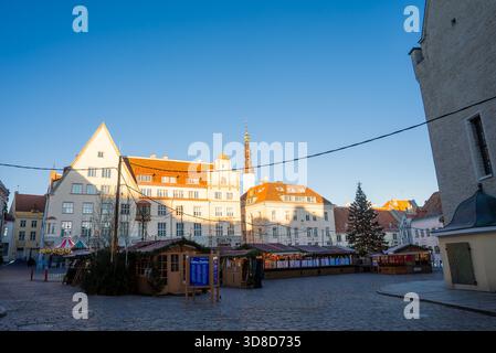 Blick auf den Rathausplatz von Tallinn auf den Weihnachtsmarkt bei Tageslicht im Winter Stockfoto