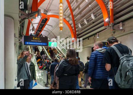 Melbourne, VIC, Australien. 30. November 2025. - Besucher steigen und steigen die Rolltreppen an der neuen Station der Staatsbibliothek hoch und hinab Stockfoto