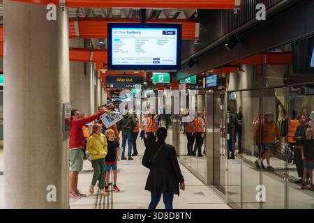 Melbourne, VIC, Australien. 30. November 2025. - Eine vielfältige Menschenmenge erkundet die neue Anzac Station am Eröffnungstag des Metro Tunnels und beobachtet sig Stockfoto