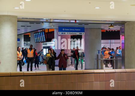 Melbourne, VIC, Australien. 30. November 2025. - Passagiere und Mitarbeiter erkunden die neue Staatsbibliothek während des Metro Tunnels, Anschlussmöglichkeit Stockfoto