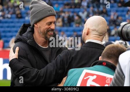 Sandro Wagner (FC Augsburg, Head Coach, Coach), Christian Ilzer (TSG 1899 Hoffenheim, Head Coach) begrüßen sich. GER, TSG 1899 Hoffenheim vs. FC Augsburg, Fußball, Männer, 1. Bundesliga, 12. Spieltag, Saison 2025/2026, 29.11.2025, DFL/DF Stockfoto