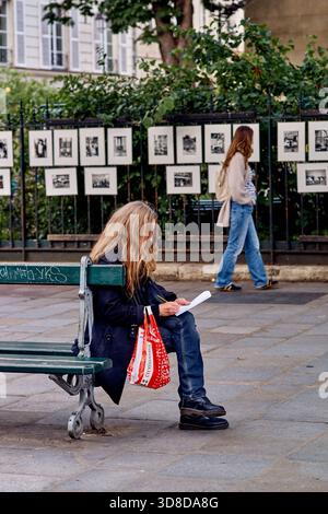 Paris, Frankreich - Juni 2025: Entspannende Momente in Saint Germain des Prés in der Nähe der Kirche Saint-Germain-des-Prés Stockfoto