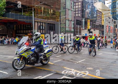 Melbourne, VIC, Australien. 30. November 2025. - Polizeibeamte auf Krafträdern und Fahrrädern stoppen den Verkehr und erleichtern so die Bewegung einer Gruppe von Proten Stockfoto