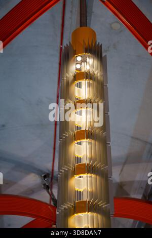 Melbourne, VIC, Australien. 30. November 2025. - Das komplizierte Design einer aufgehängten architektonischen Leuchte beleuchtet die State Library Station Stockfoto