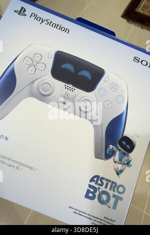 Doha, Katar - 28. November 2025: Ein Spieler spielt zu Hause Play Station 5, seine Hand hält den Dual Sense Joystick, den neuen Wireless Controller. Stockfoto