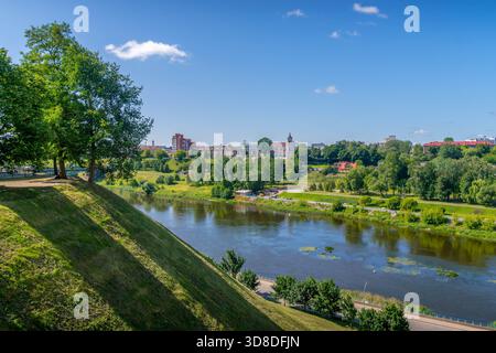 Der Fluss Neman fließt durch grüne Hügel in Hrodna, Weißrussland über der üppigen Flusslandschaft. Stockfoto
