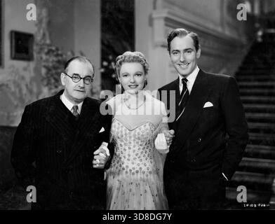 Regisseur HERBERT WILCOX ANNA NEAGLE und MICHAEL WILDING am Set ehrliches Porträt während der Dreharbeiten von SPRING IN PARK LANE 1948 Regisseur HERBERT WILCOX Drehbuch Nicholas Phipps aus dem Roman Come Out of the Kitchen von Alice Duer Miller Musik Robert Farnon Miss Neagle's Dresses Kitty Foster Productions Herbert Wilcox und Anna Neagle Herbert Wilcox Productions / British Lion Film Corporation Stockfoto