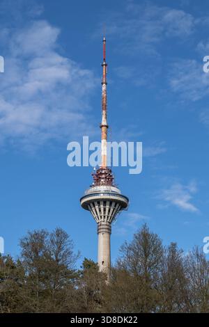 Tallinn Fernsehturm (Estnisch: Tallinna Teletorn) mit Aussichtsplattform in Tallinn, Estland. Stockfoto