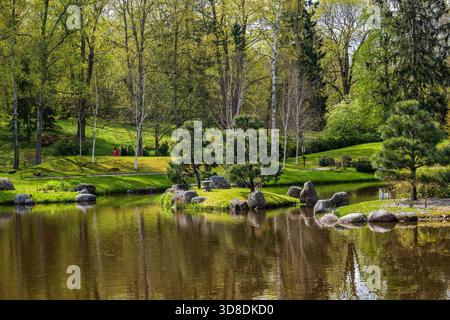 Japanische Gartenlandschaft mit Teich im Kadriorg Park in Tallinn, Estland. Stockfoto