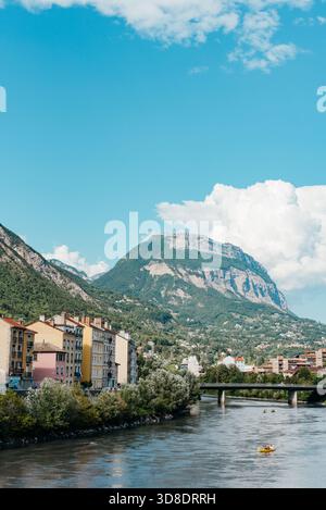 Der Fluss Isère verläuft durch das Herz von Grenoble, Isère, Frankreich Stockfoto