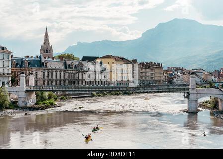 Der Fluss Isère verläuft durch das Herz von Grenoble, Isère, Frankreich Stockfoto
