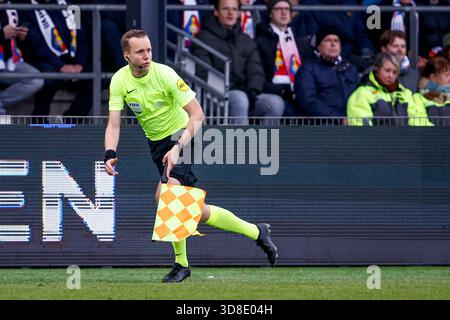 Velsen Zuid, Niederlande. November 2025 30. VELSEN-ZUID, NIEDERLANDE - NOVEMBER 30: Assistenzschiedsrichter Stefan de Groot sieht beim niederländischen Eredivisie-Spiel zwischen Telstar und Feyenoord im BUKO-Stadion am 30. November 2025 in Velsen-Zuid zu. (Foto: Broer van den Boom/Orange Pictures) Credit: Orange Pics BV/Alamy Live News Stockfoto