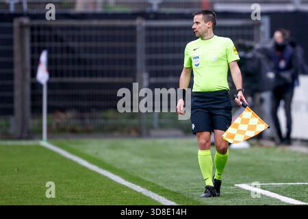Velsen Zuid, Niederlande. November 2025 30. VELSEN-ZUID, NIEDERLANDE - NOVEMBER 30: Assistent Schiedsrichter Rens Bluemink sieht beim niederländischen Eredivisie-Spiel zwischen Telstar und Feyenoord im BUKO Stadion am 30. November 2025 in Velsen-Zuid, Niederlande, zu. (Foto: Broer van den Boom/Orange Pictures) Credit: Orange Pics BV/Alamy Live News Stockfoto