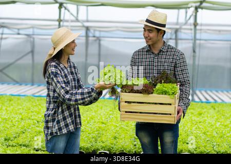 Asiatische Frau und Mann Farmer arbeiten zusammen in Bio-Hydrokultur-Salat-Gemüsefarm Stockfoto