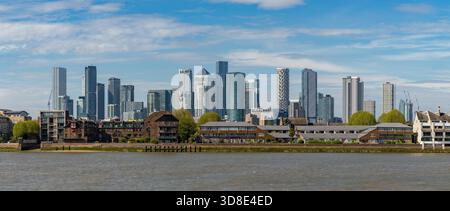 Ein Bild der modernen Apartments und Büros auf der Isle of Dogs und Canary Wharf, die über die Themse gesehen werden. Stockfoto