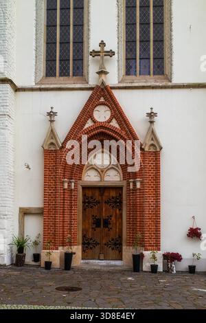 Blick auf das Tor der Burgkapelle der Burg Piast in Racibórz, Polen. Stockfoto