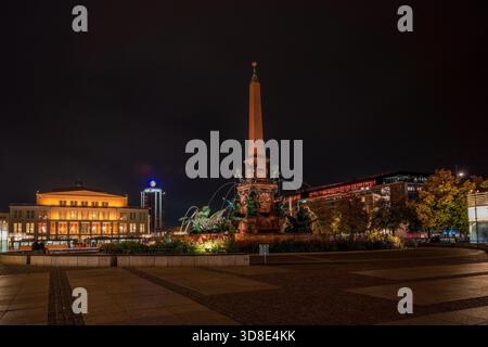 Blick auf den Mende-Brunnen und das Opernhaus in Leipzig. Stockfoto