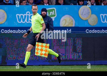 Velsen Zuid, Niederlande. November 2025 30. VELSEN-ZUID, NIEDERLANDE - NOVEMBER 30: Assistenzschiedsrichter Stefan de Groot sieht beim niederländischen Eredivisie-Spiel zwischen Telstar und Feyenoord im BUKO-Stadion am 30. November 2025 in Velsen-Zuid zu. (Foto: Broer van den Boom/Orange Pictures) Credit: Orange Pics BV/Alamy Live News Stockfoto