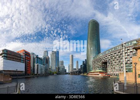 Ein Bild der modernen Apartments und Büros auf der Isle of Dogs und Canary Wharf vom Millwall Inner Dock aus gesehen. Stockfoto