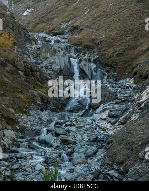 Der Wasserfall fällt in den Schweizer Alpen unterhalb des Matterhorns in die Rocky Chute Stockfoto