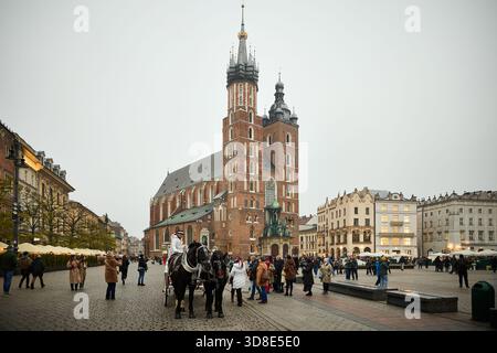 KRAKAU, Polen, Marienkirche auf dem Hauptplatz Stockfoto