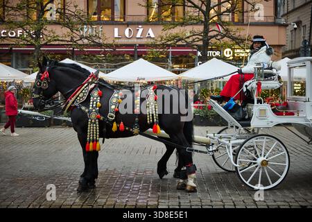 KRAKAU, Polen, Pferdekutsche auf dem Hauptplatz Stockfoto