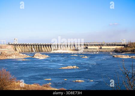 Das Wasserkraftwerk „Dniprohes“ befindet sich in Zaporischzhia in der Nähe. Die größte HPP-Aussicht in der Ukraine von der Insel Chortytsy Stockfoto