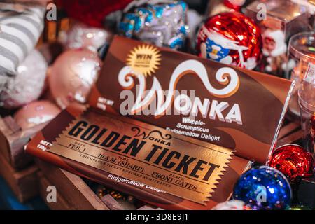 Willy Wonkas Milchschokolade und goldenes Ticket, einzigartige kreative Neujahrsgeschenke und Souvenirs Stockfoto