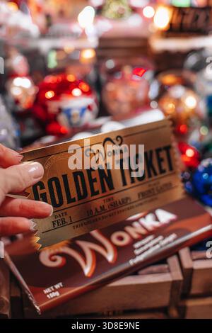 Willy Wonkas Milchschokolade und goldenes Ticket, einzigartige kreative Neujahrsgeschenke und Souvenirs Stockfoto