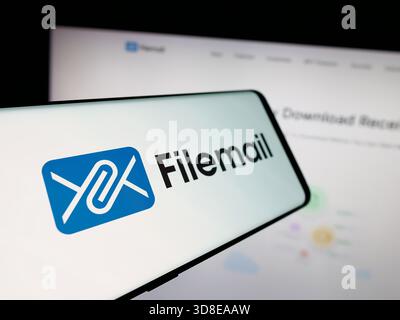 Stuttgart, Deutschland - 19.11.2025: Smartphone mit Logo des File-Sharing-Unternehmens Filemail (Filemail.com) auf dem Bildschirm vor der Website. Stockfoto
