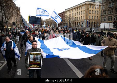Berlin, Berlin, Deutschland. November 2025 30. An einem kalten, bewölkten Sonntag, dem 30. November 2025, versammelten sich pro-israelische Demonstranten auf dem Bebelplatz im Zentrum Berlins, bevor sie auf das Brandenburger Tor marschierten. Die Teilnehmer hielten israelische Fahnen und Schilder, die den zunehmenden Antisemitismus in Deutschland verurteilten. Rabbiner Yehuda Teichtal von Chabad Berlin und Politikerin Karoline Preisler nahmen an der Kundgebung teil, sprachen mit den Teilnehmern und drängten auf öffentliche Solidarität mit den jüdischen Gemeinden. Quelle: ZUMA Press, Inc./Alamy Live News Stockfoto