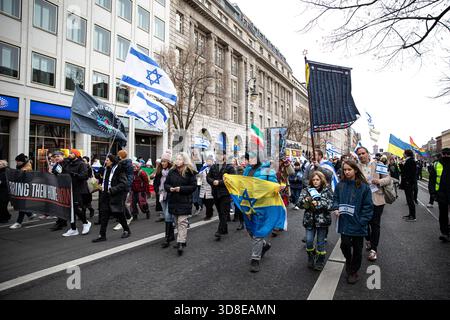 Berlin, Berlin, Deutschland. November 2025 30. An einem kalten, bewölkten Sonntag, dem 30. November 2025, versammelten sich pro-israelische Demonstranten auf dem Bebelplatz im Zentrum Berlins, bevor sie auf das Brandenburger Tor marschierten. Die Teilnehmer hielten israelische Fahnen und Schilder, die den zunehmenden Antisemitismus in Deutschland verurteilten. Rabbiner Yehuda Teichtal von Chabad Berlin und Politikerin Karoline Preisler nahmen an der Kundgebung teil, sprachen mit den Teilnehmern und drängten auf öffentliche Solidarität mit den jüdischen Gemeinden. Quelle: ZUMA Press, Inc./Alamy Live News Stockfoto