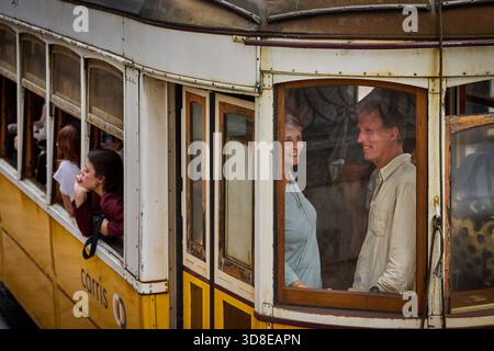 Portugal Hauptstadt Lissabon, Prac Luís de Camões, Largo do Carmo, ein malerischer Stadtplatz Stockfoto