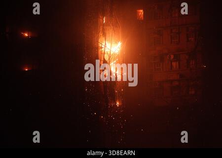 Rauch und Flammen steigen auf, als ein Großbrand am 26. November 2025 mehrere Wohngebäude am Wang Fuk Court in Hongkong erfasst. Das Serval Wohngebäude im Wang Fuk Court im Tai Po District hat heute Feuer gefangen. Die Hong Kong Feuerwehr hat den Feueralarm Nr. 5 ausgegeben, der Brand zur lokalen Zeit sind 2300 13 Menschen tot und 30 verletzt nach Angaben der Regierung. (Foto von Ellan Mad/Nexpher Images) Stockfoto