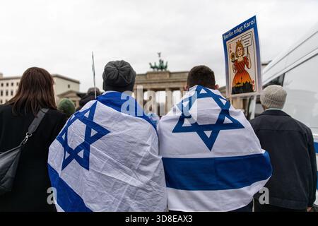 Berlin, Berlin, Deutschland. November 2025 30. An einem kalten, bewölkten Sonntag, dem 30. November 2025, versammelten sich pro-israelische Demonstranten auf dem Bebelplatz im Zentrum Berlins, bevor sie auf das Brandenburger Tor marschierten. Die Teilnehmer hielten israelische Fahnen und Schilder, die den zunehmenden Antisemitismus in Deutschland verurteilten. Rabbiner Yehuda Teichtal von Chabad Berlin und Politikerin Karoline Preisler nahmen an der Kundgebung teil, sprachen mit den Teilnehmern und drängten auf öffentliche Solidarität mit den jüdischen Gemeinden. Quelle: ZUMA Press, Inc./Alamy Live News Stockfoto