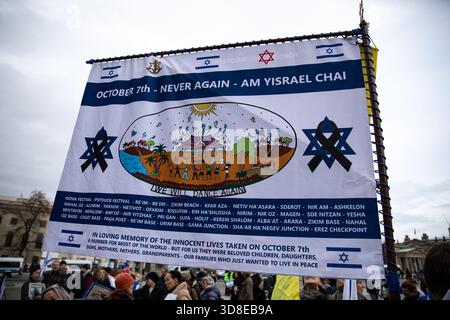Berlin, Berlin, Deutschland. November 2025 30. An einem kalten, bewölkten Sonntag, dem 30. November 2025, versammelten sich pro-israelische Demonstranten auf dem Bebelplatz im Zentrum Berlins, bevor sie auf das Brandenburger Tor marschierten. Die Teilnehmer hielten israelische Fahnen und Schilder, die den zunehmenden Antisemitismus in Deutschland verurteilten. Rabbiner Yehuda Teichtal von Chabad Berlin und Politikerin Karoline Preisler nahmen an der Kundgebung teil, sprachen mit den Teilnehmern und drängten auf öffentliche Solidarität mit den jüdischen Gemeinden. Quelle: ZUMA Press, Inc./Alamy Live News Stockfoto