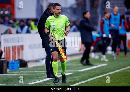 Velsen Zuid, Niederlande. November 2025 30. VELSEN-ZUID, NIEDERLANDE - NOVEMBER 30: Assistent Schiedsrichter Rens Bluemink sieht beim niederländischen Eredivisie-Spiel zwischen Telstar und Feyenoord im BUKO Stadion am 30. November 2025 in Velsen-Zuid, Niederlande, zu. (Foto: Broer van den Boom/Orange Pictures) Credit: Orange Pics BV/Alamy Live News Stockfoto