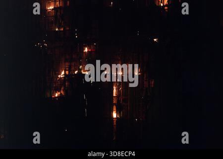 Rauch und Flammen steigen auf, als ein Großbrand am 26. November 2025 mehrere Wohngebäude am Wang Fuk Court in Hongkong erfasst. Das Serval Wohngebäude im Wang Fuk Court im Tai Po District hat heute Feuer gefangen. Die Hong Kong Feuerwehr hat den Feueralarm Nr. 5 ausgegeben, der Brand zur lokalen Zeit sind 2300 13 Menschen tot und 30 verletzt nach Angaben der Regierung. (Foto von Ellan Mad/Nexpher Images) Stockfoto