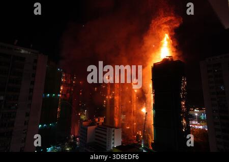 Hongkong, Hongkong . November 2025. Rauch und Flammen steigen auf, als ein Großbrand am 26. November 2025 mehrere Wohngebäude am Wang Fuk Court in Hongkong erfasst. Das Serval Wohngebäude im Wang Fuk Court im Tai Po District hat heute Feuer gefangen. Die Hong Kong Feuerwehr hat den Feueralarm Nr. 5 ausgegeben, der Brand zur lokalen Zeit sind 2300 13 Menschen tot und 30 verletzt nach Angaben der Regierung. (Foto von Ellan Mad/Nexpher Images/SIPA USA) Credit: SIPA USA/Alamy Live News Stockfoto