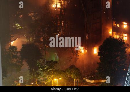 Hongkong, Hongkong . November 2025. Rauch und Flammen steigen auf, als ein Großbrand am 26. November 2025 mehrere Wohngebäude am Wang Fuk Court in Hongkong erfasst. Das Serval Wohngebäude im Wang Fuk Court im Tai Po District hat heute Feuer gefangen. Die Hong Kong Feuerwehr hat den Feueralarm Nr. 5 ausgegeben, der Brand zur lokalen Zeit sind 2300 13 Menschen tot und 30 verletzt nach Angaben der Regierung. (Foto von Ellan Mad/Nexpher Images/SIPA USA) Credit: SIPA USA/Alamy Live News Stockfoto
