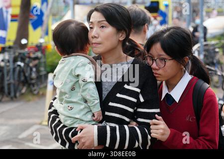 Hongkong, Hongkong . November 2025. Menschen reagieren, als ein Großbrand mehrere Wohngebäude am Wang Fuk Court am 26. November 2025 in Hongkong erfasst. Das Serval Wohngebäude im Wang Fuk Court im Tai Po District hat heute Feuer gefangen. Die Hong Kong Feuerwehr hat den Feueralarm Nr. 5 ausgegeben, der Brand zur lokalen Zeit sind 2300 13 Menschen tot und 30 verletzt nach Angaben der Regierung. (Foto von Ellan Mad/Nexpher Images/SIPA USA) Credit: SIPA USA/Alamy Live News Stockfoto